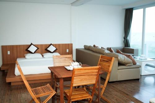 潘切P&T家庭度假村的带床、桌椅的客厅