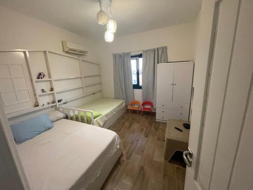 una piccola camera con due letti e una finestra di Lahacienda Two bedroom chalet with roof a Ras Sedr