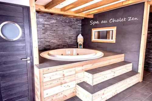 Cette chambre comprend une salle de bains pourvue d'une grande baignoire. dans l'établissement Charmant logement & terrasse au centre historique, à Saint-Claude