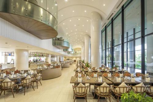 Restoran või mõni muu söögikoht majutusasutuses Sea Villa FLC Sầm Sơn - Villa SB-NT