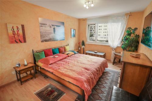 - une chambre avec un grand lit et une fenêtre dans l'établissement Super appartement au coeur de Martigny, à Martigny-Ville