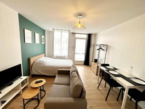 Μια τηλεόραση ή/και κέντρο ψυχαγωγίας στο Appartement - Bourges