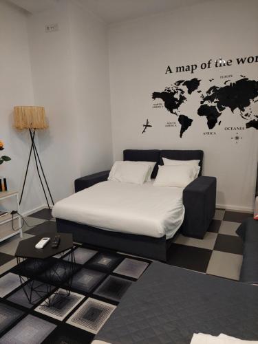 una camera da letto con un letto con una mappa del mondo sul muro di Santa Luzia Center a Ribeira Grande