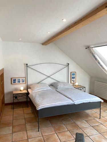 1 dormitorio con 1 cama grande en el ático en PAULIS Vakantiehuis en Bullange