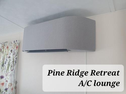 een licht aan een plafond in een kamer bij Pine Ridge Retreat With FREE GOLF and Air Conditioning in Morpeth