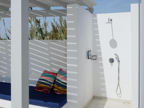 eine Bank im Bad mit Dusche und 2 Kissen in der Unterkunft Villa Aura in Kastraki Naxos