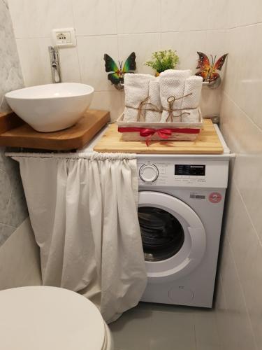 a bathroom with a washing machine and a sink at La Tana degli Orsetti in Barrea