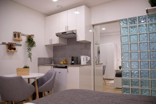 une cuisine et une salle à manger avec une table et des chaises dans l'établissement Dauphine Chic & Charme, à Paris