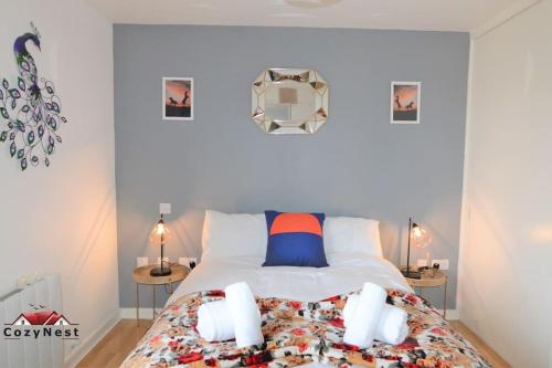 Llit o llits en una habitació de Elegant Central Self Contained Flat by CozyNest.