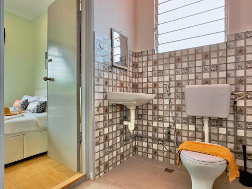 y baño con aseo y lavamanos. en NewWALAI N3 Landed house near IMAGO KK with CarGarage, en Kota Kinabalu
