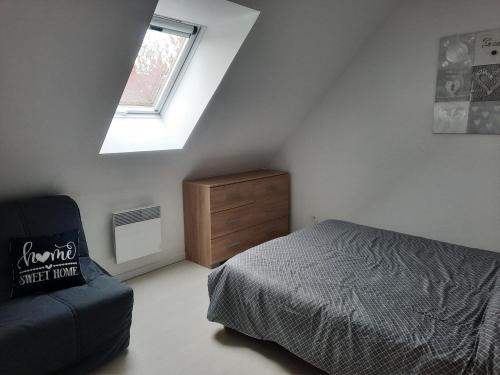 sypialnia z łóżkiem, komodą i oknem w obiekcie La Maison LOLA w mieście Arrest