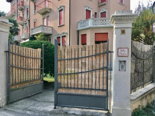 una puerta con una valla delante de una casa en Villa Marina, en Lido de Venecia