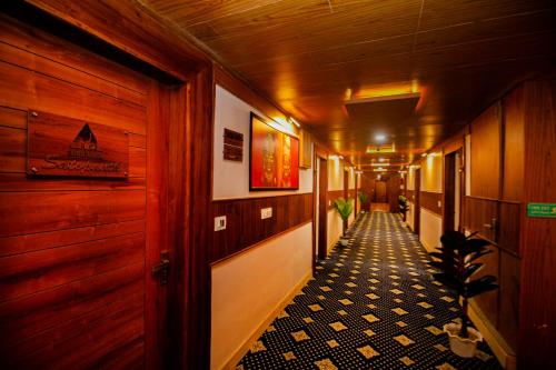 a corridor of a hallway with wooden walls at Amritara The Avadh in Badrīnāth