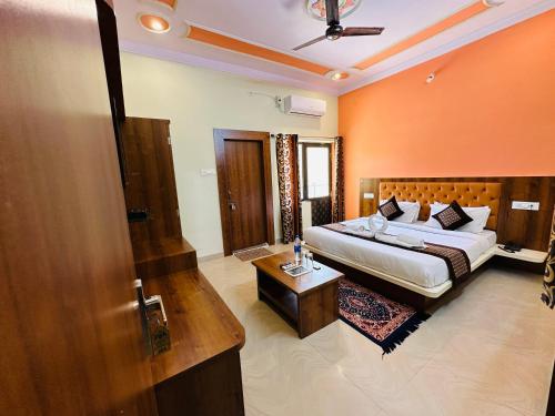 Giường trong phòng chung tại Siddarth Resort - Mountain View with Pool