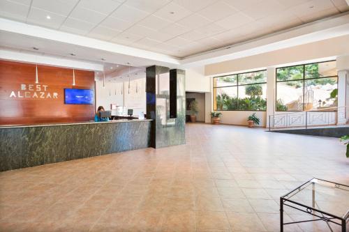 an empty lobby of a hospital with a waiting area at Hotel Best Alcázar in La Herradura