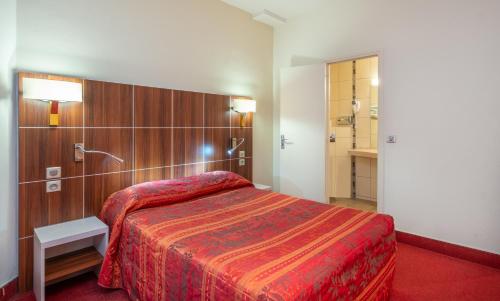 Letto o letti in una camera di Hotel Terminus Montparnasse