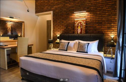 阿努拉德普勒的住宿－Abhaya Mandapa，一间卧室配有一张砖墙床