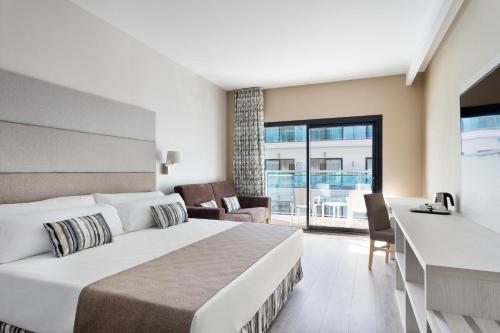 a hotel room with a bed and a living room at Hotel Best Costa Ballena in Costa Ballena