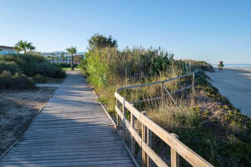 a wooden path leading down to the beach at Hotel Best Costa Ballena in Costa Ballena