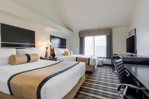 Habitación de hotel con 2 camas y TV de pantalla plana. en Best Western PLUS Rockwall Inn & Suites en Rockwall