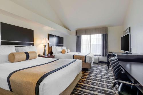 Postel nebo postele na pokoji v ubytování Best Western PLUS Rockwall Inn & Suites
