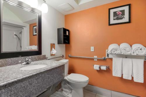Koupelna v ubytování Best Western PLUS Rockwall Inn & Suites