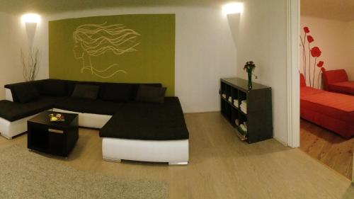 布達佩斯的住宿－偉賽格拉德公寓，带沙发和红色椅子的客厅
