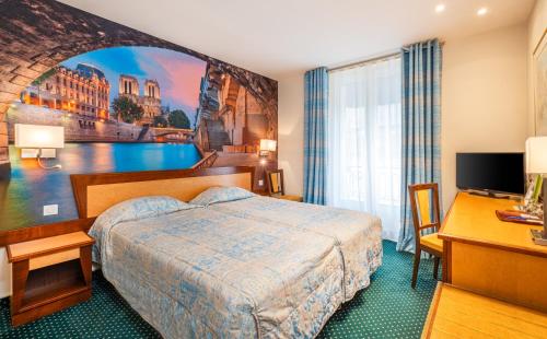 una camera d'albergo con un letto e una scrivania di Hotel Terminus Montparnasse a Parigi
