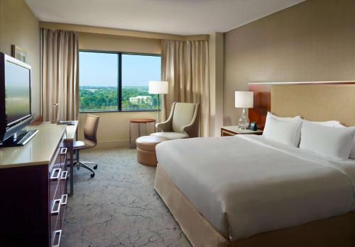 TV a/nebo společenská místnost v ubytování Hilton Atlanta Northeast