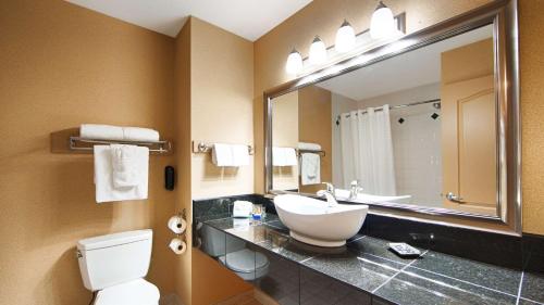 Ett badrum på Prestige Radium Hot Springs Resort, WorldHotels Crafted