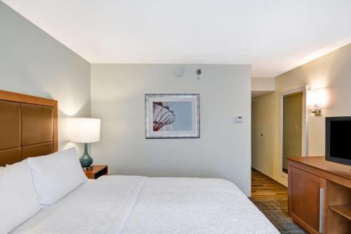 Ένα ή περισσότερα κρεβάτια σε δωμάτιο στο Hampton Inn State College