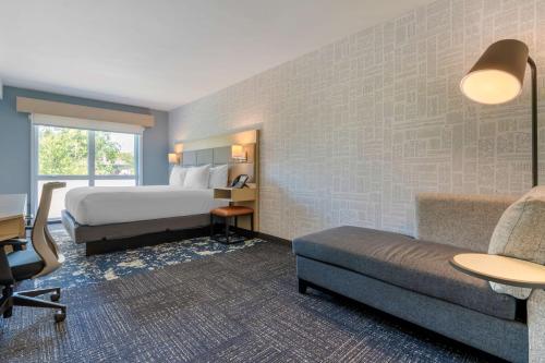 バークレーにあるAiden by Best Western Berkeleyのベッドとソファ付きのホテルルーム