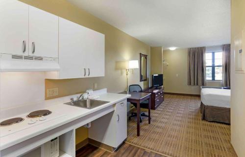 um quarto de hotel com uma cozinha e uma cama em Extended Stay America Suites - Lynchburg - University Blvd em Lynchburg