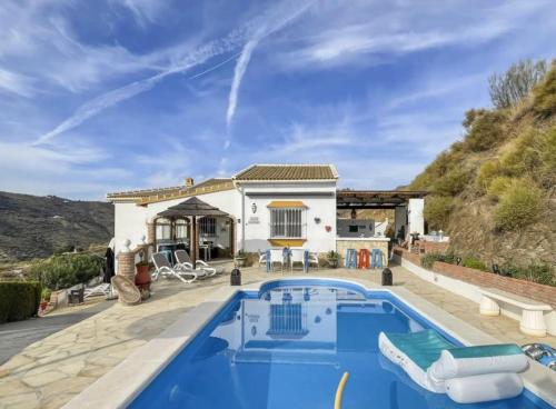una villa con piscina y una casa en Villa Casira, 6 personen, Viñuela, Andalucía, en Viñuela
