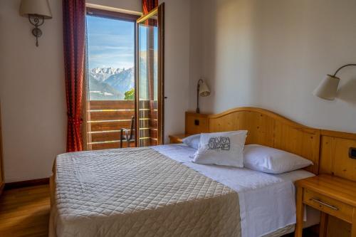 เตียงในห้องที่ Una Finestra Sulle Alpi