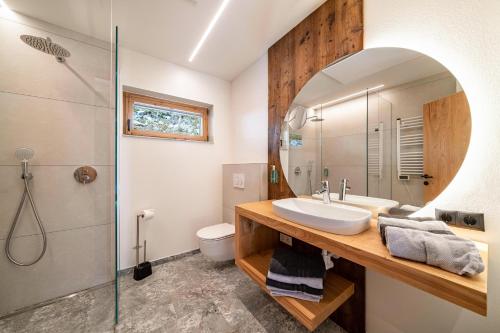een badkamer met een wastafel, een douche en een spiegel bij Grogg 608 Apt I in Martello