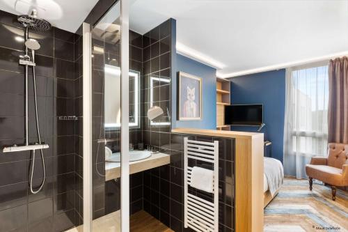 La salle de bains est pourvue d'une douche et d'un lavabo. dans l'établissement Aiden by Best Western T'aim Hotel, à Compiègne