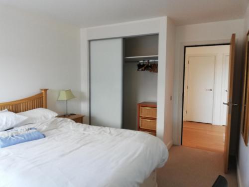 een slaapkamer met een bed en een deur naar een gang bij Apartment in Newbury Parkway Centre in Newbury