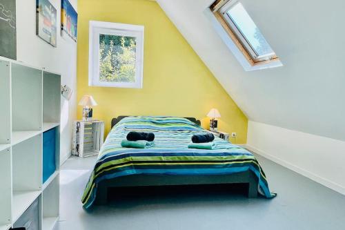 a bedroom with a bed with two stuffed animals on it at Ti-vakañsoù - maison de vacances in Roscanvel