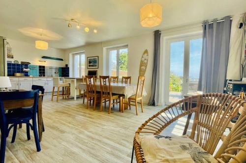 une cuisine et une salle à manger avec une table et des chaises dans l'établissement Ti-vakañsoù - maison de vacances, à Roscanvel