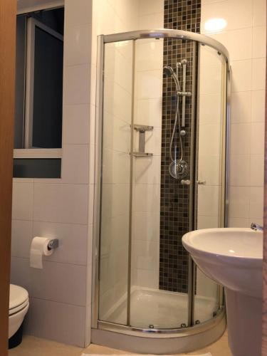y baño con ducha, lavabo y aseo. en Best location in Sliema, en Sliema