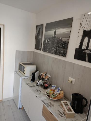 un bancone cucina con forno a microonde e piatto di cibo di La Casa di Giò a Bari