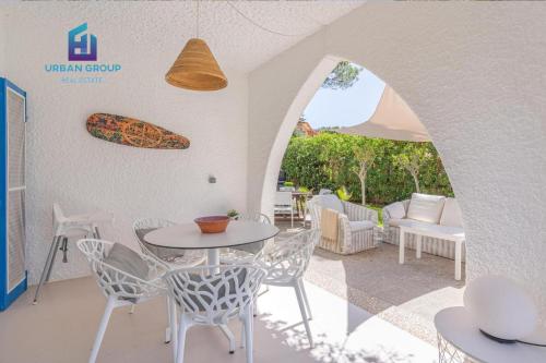 un patio con tavolo e sedie in camera di Casa a metros del Mar a Playa de Muro
