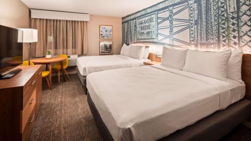um quarto de hotel com duas camas e uma secretária em Aiden by Best Western Cape Cod - West Yarmouth em West Yarmouth