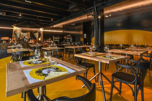 - un restaurant avec des tables et des chaises dans une salle dans l'établissement Aiden by Best Western JHD Dunant Hotel, à Castiglione delle Stiviere