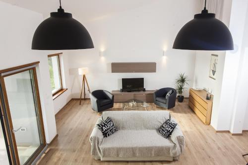 メドゥリンにあるApartments Burle Vista Medulinの2つの大きな黒いペンダントライトがあるリビングルーム
