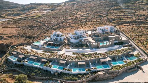 una vista aérea de un complejo en el desierto en Radisson Blu Euphoria Resort, Mykonos, en Playa Kalo Livadi