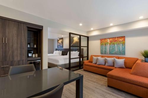 Postel nebo postele na pokoji v ubytování SureStay Plus Hotel by Best Western Tempe University