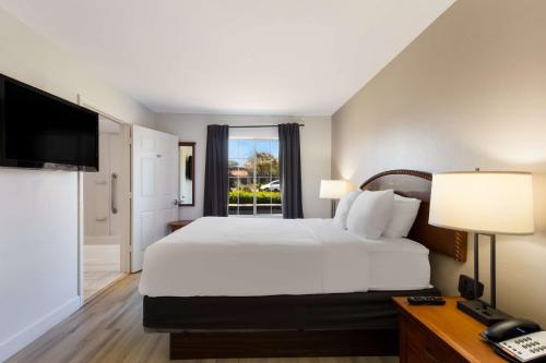 Gallery image of SureStay Plus Hotel by Best Western Tempe University in Tempe
