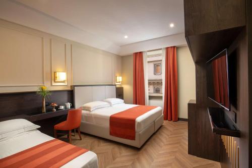 una camera d'albergo con due letti e una televisione di Hotel Diana Roof Garden a Roma